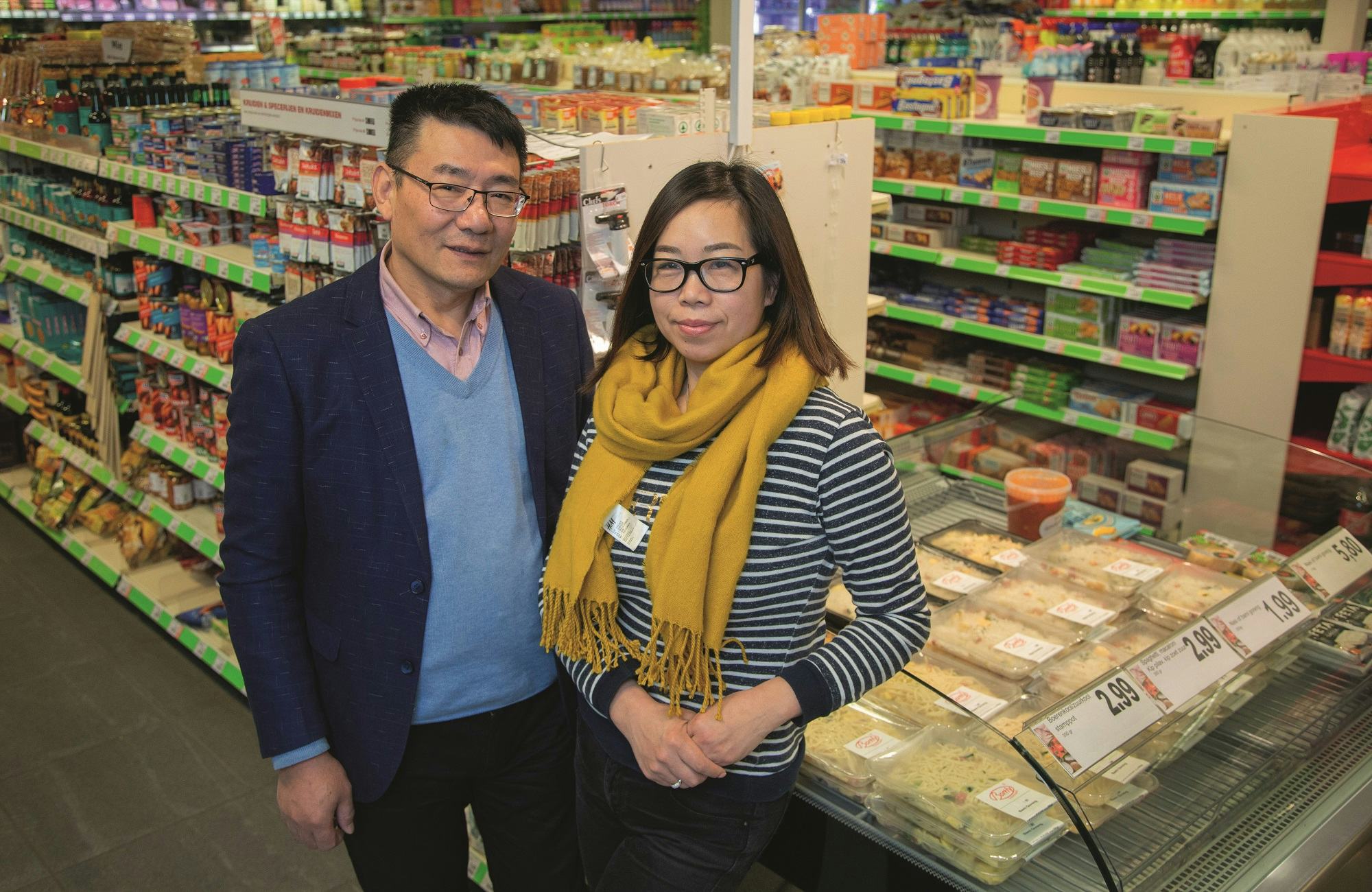 Ming Jiang en Xiao Fan Cheng bij de opening van de Bortly-supermarkt in Barchem. Foto: Jawsmedia