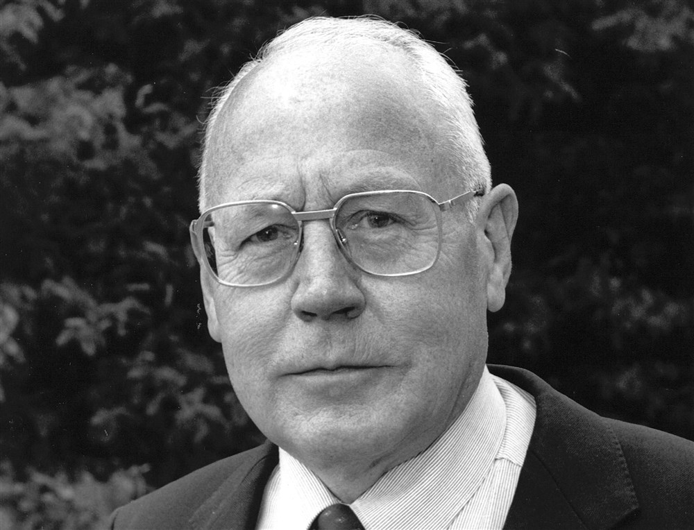 Dirk van den Broek werd op 30 april 1990 benoemd tot officier in de Orde van Oranje Nassau. Foto: ANP