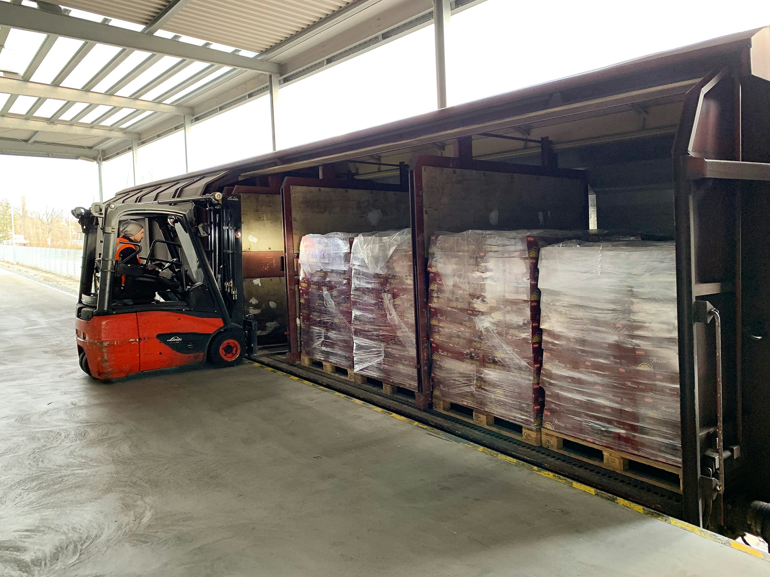 De pallets met pasta worden gelost. Foto: obs/Unternehmensgruppe ALDI SÜD/DB Schenker