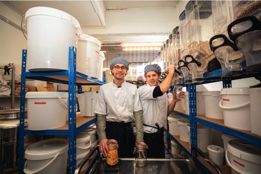 Youri Schoemaker (links) en Martijn Bijmolt vulden eerst zelf de potten, inmiddels gebeurt dat bij een voedselveilige sociale werkplaats.’  Foto: Roel Dijkstra