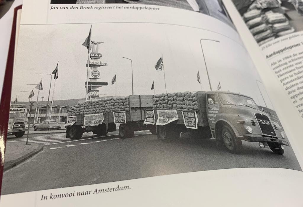 Het boek 50 Jaar Zelfbediening in Nederland toont de optocht van vrachtwagens met aardappelen.