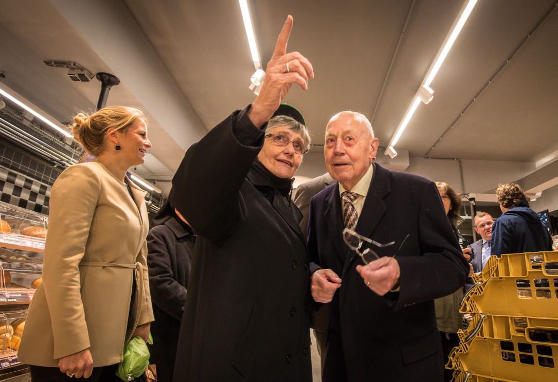 Dirk van den Broek bij de opening van de Dirk-winkel aan de Warmoesstraat, november 2016.
