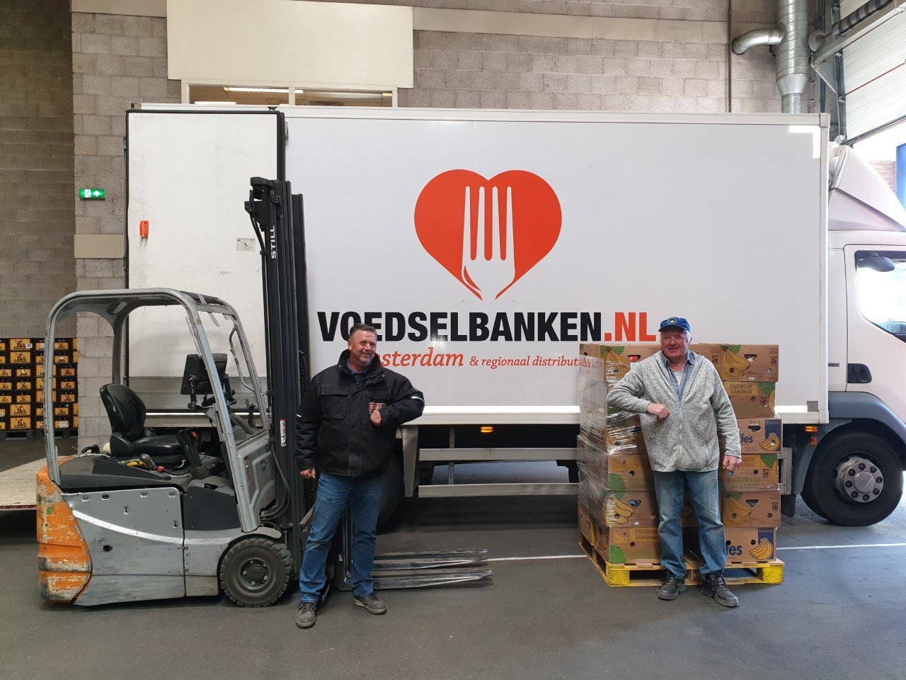 Harry Ramkema van Deen (links) met een vrijwilliger van de voedselbank. Foto: Deen