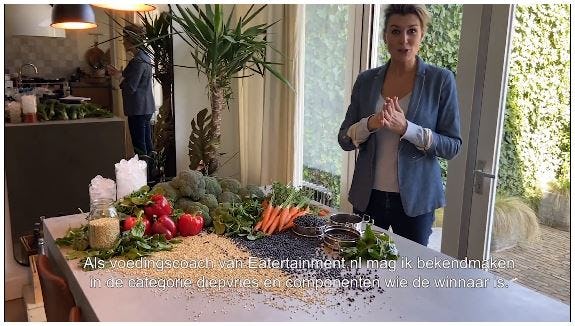 Stella Kolsteeg maakt de Wheel-winnaar bekend in de categorie Diepvries maaltijden en componenten.