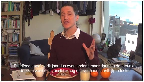 Stadsdichter Jesse Laport maakt de Wheel-winnaar in de categorie ontbijtproducten bekend.