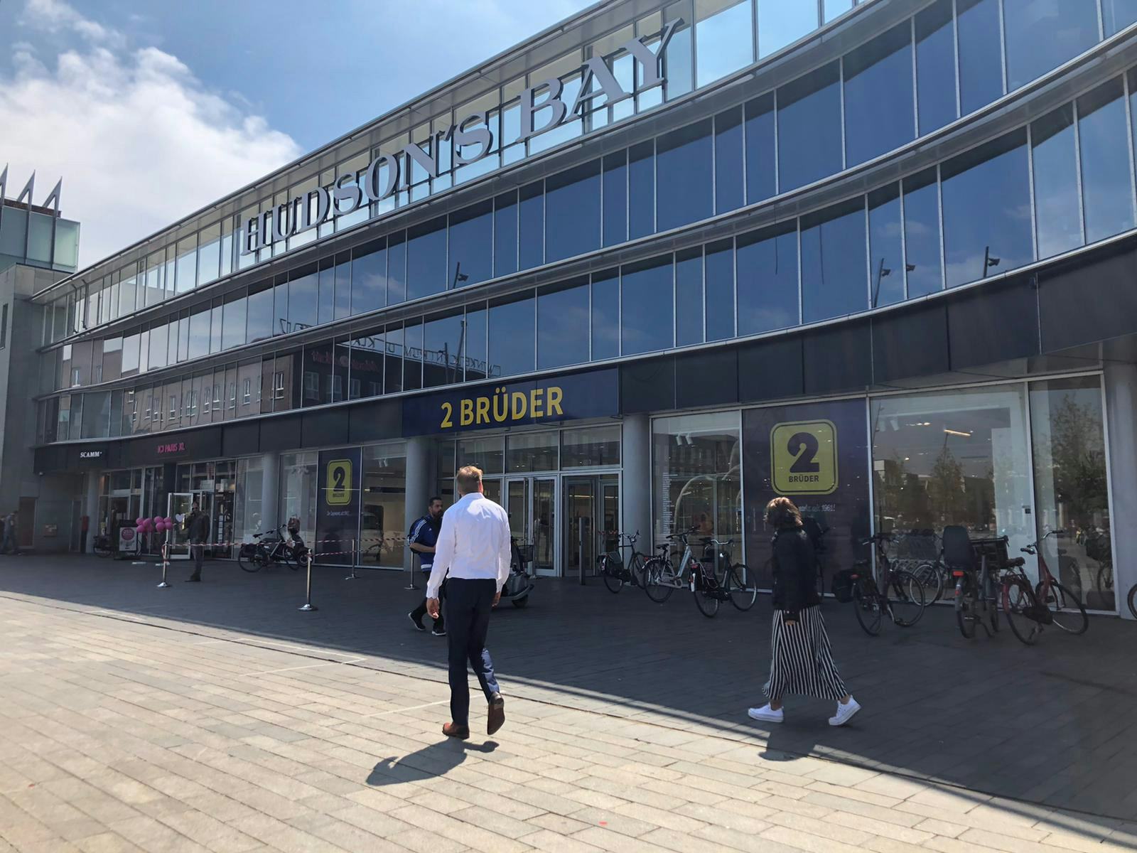 De 2 Brüder opende in Enschede in een voormalig pand van warenhuis Hudsons Bay. Foto: Distrifood.