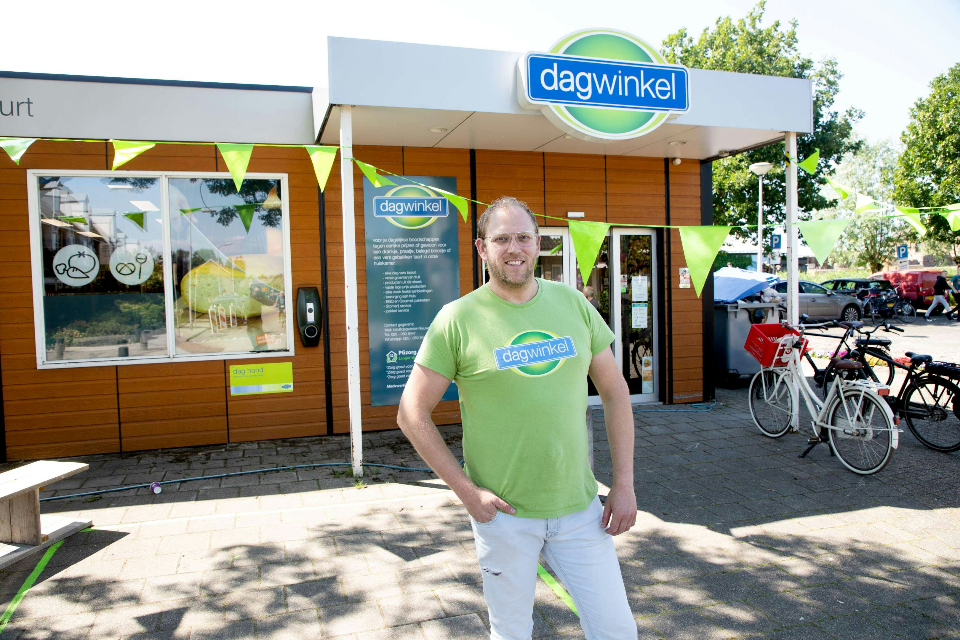 <h1>Nieuwbakken supermarktondernemer Maarten Eggenhuizen voor zijn Dagwinkel in Nieuwerbrug.</h1>Foto's: Herbert Wiggerman