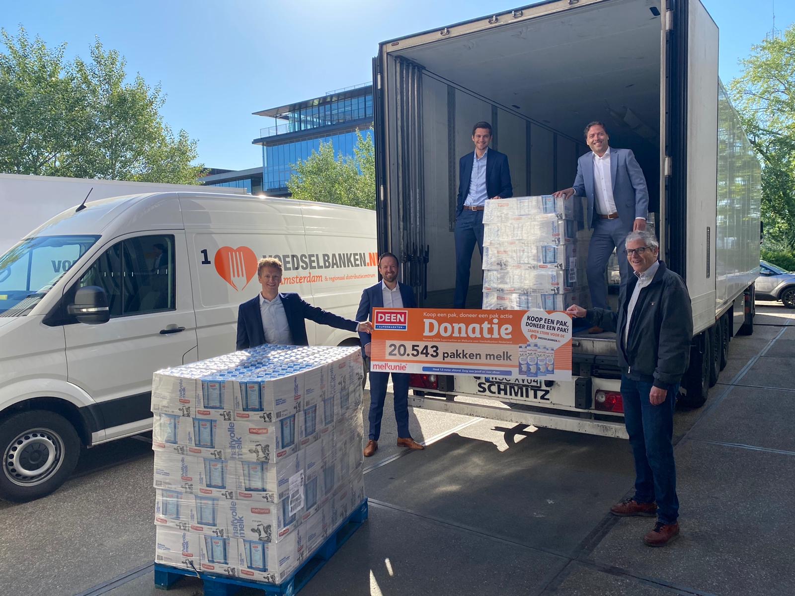 Tim Butje en Michel Kas (Arla Foods) overhandigen symbolisch de melk samen met Bastiaan de Back en Harm Op den Kelder (Deen) aan Michel Sanders van de Voedselbank. Bron: Deen Supermarkten