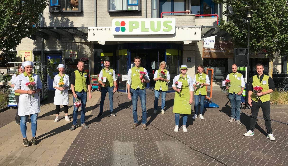 Ouderen bedanken Plus Verbeeten met een bloemetje. Foto: Plus Verbeeten.