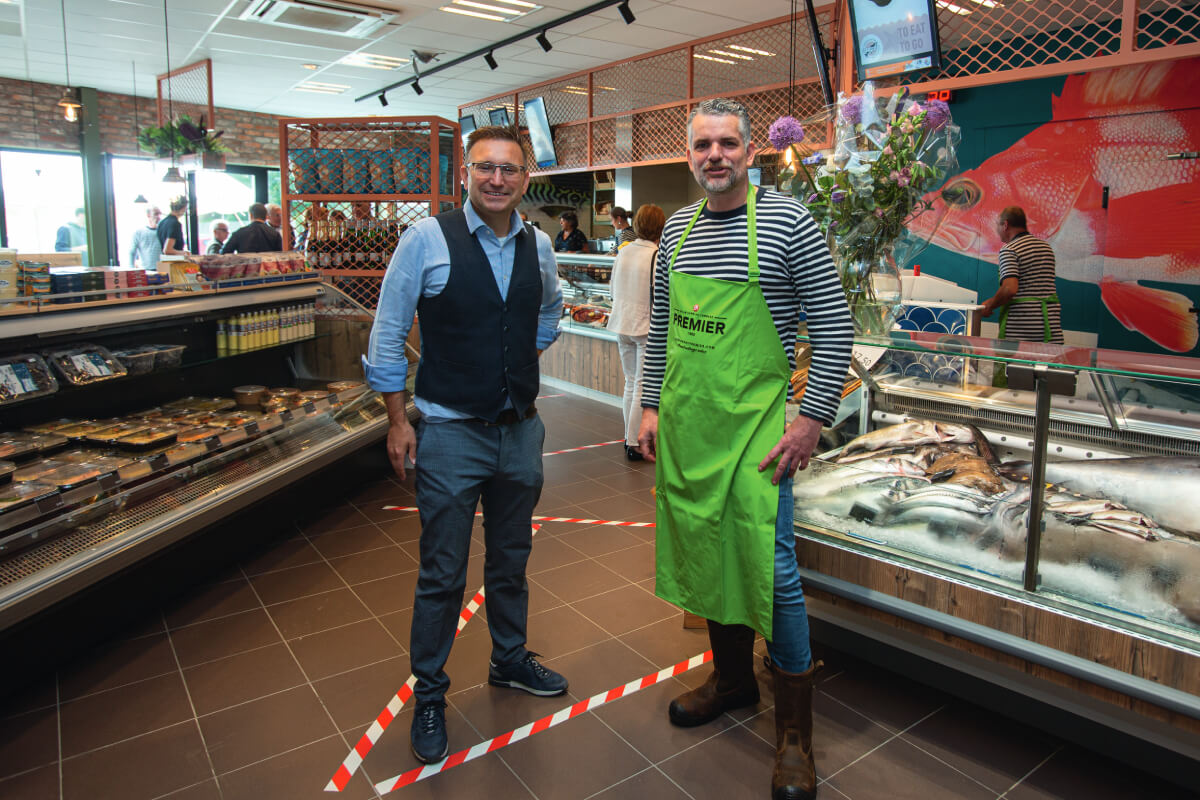 Ivo Mattheeuws (links) met Henk Spies die verantwoordelijk is voor de visafdeling. De inkoop  gebeurt onder meer op de visafslag. Foto’s: Peter Roek