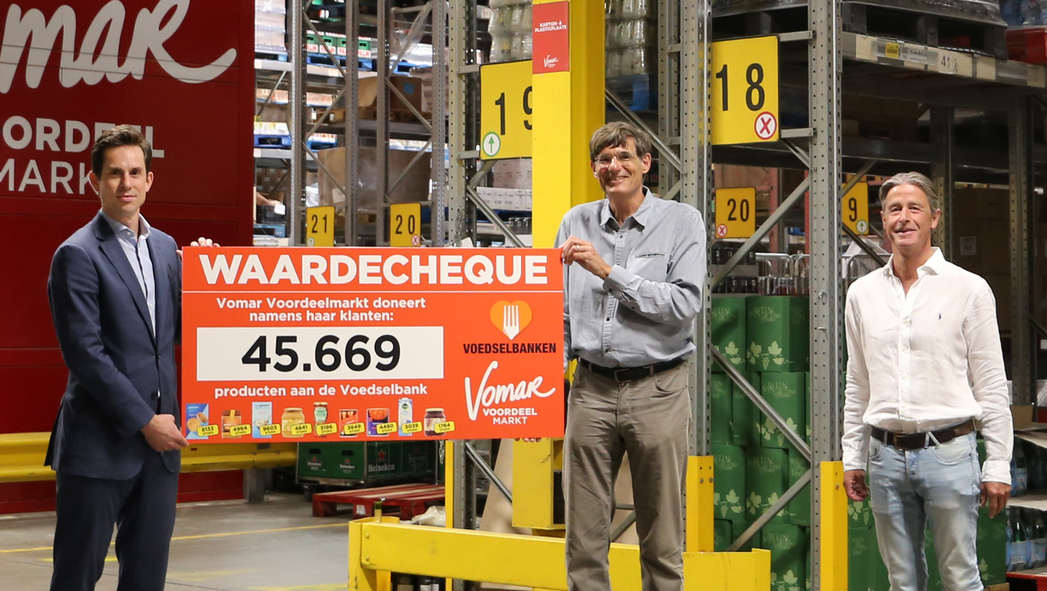 Namens Vomar en haar klanten overhandigde Jim Zwanenburg, financieel directeur van Vomar, een cheque aan Joep Wijffels en Hugo Peters van de Voedselbank. 