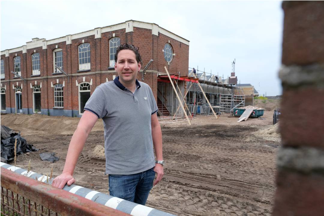 Spar-ondernemer Jorik Wubbels tijdens de bouw 
voor de oude knopenfabriek waar hij vanaf dit najaar een Spar 3.0 heeft. Foto: Hans Prinsen