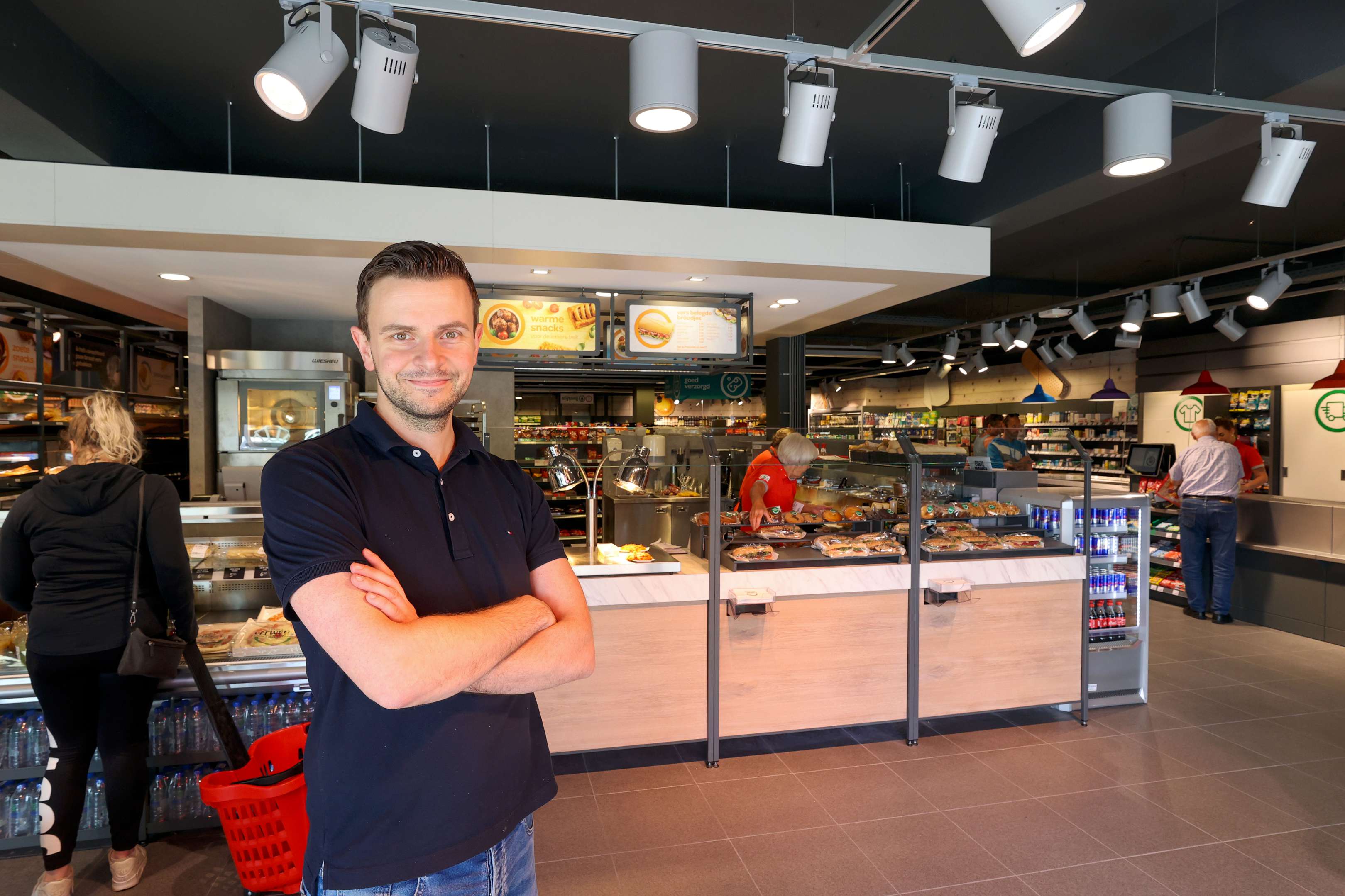 Ook in de winkel van Nickey van Zoggel in Tilburg hangen al beeldschermen.      Foto: Bert Jansen