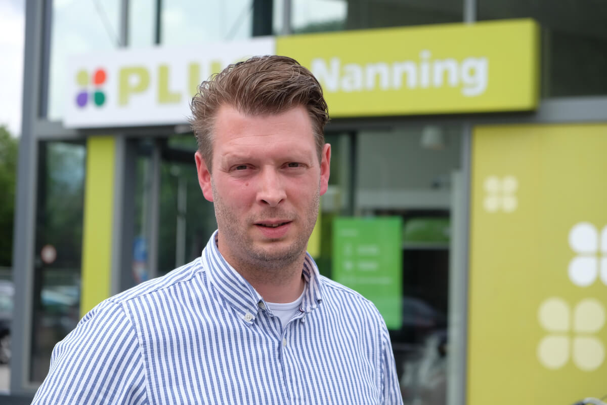 Frank Nanning voor zijn Plus die per 2 januari 2021 Jumbo-geel kleurt. Het wordt in eerste instantie een kwastwinkel. Foto’s: Distrifood