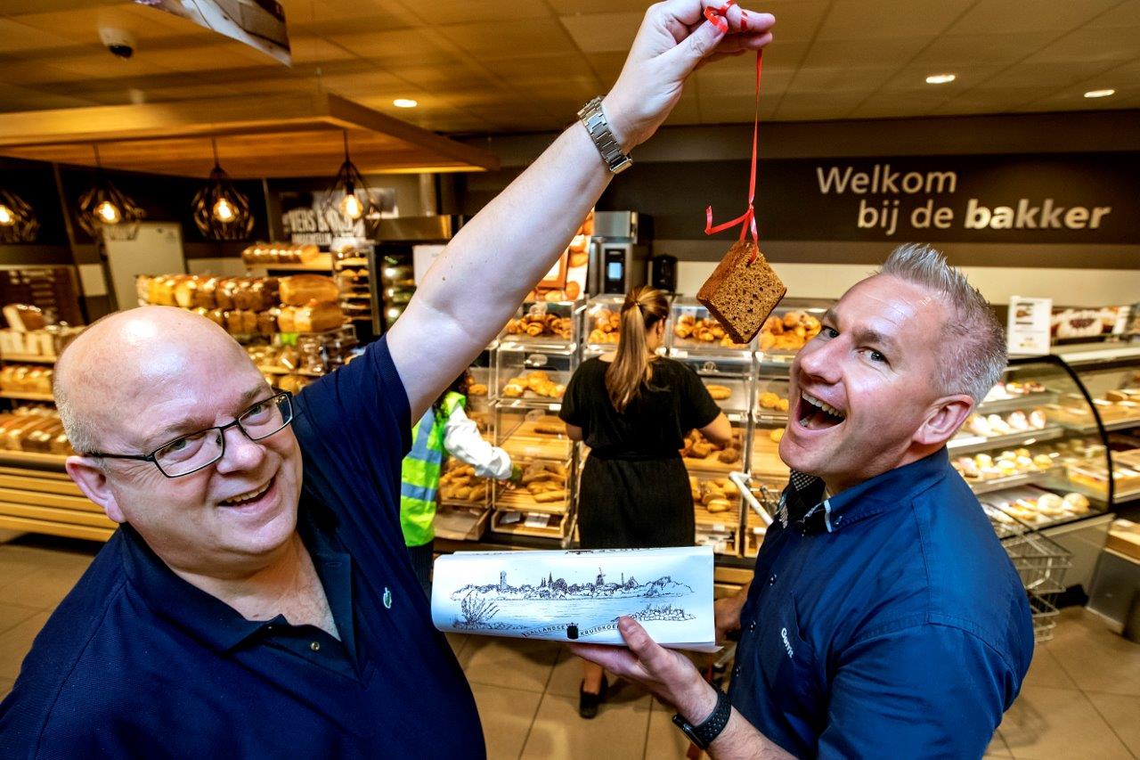Plus-man Ron Vermaning en AH-franchiser Gerrit Boomgaard (rechts) houden samen een koekactie voor verenigingen. Foto's: Ronald Hissink
