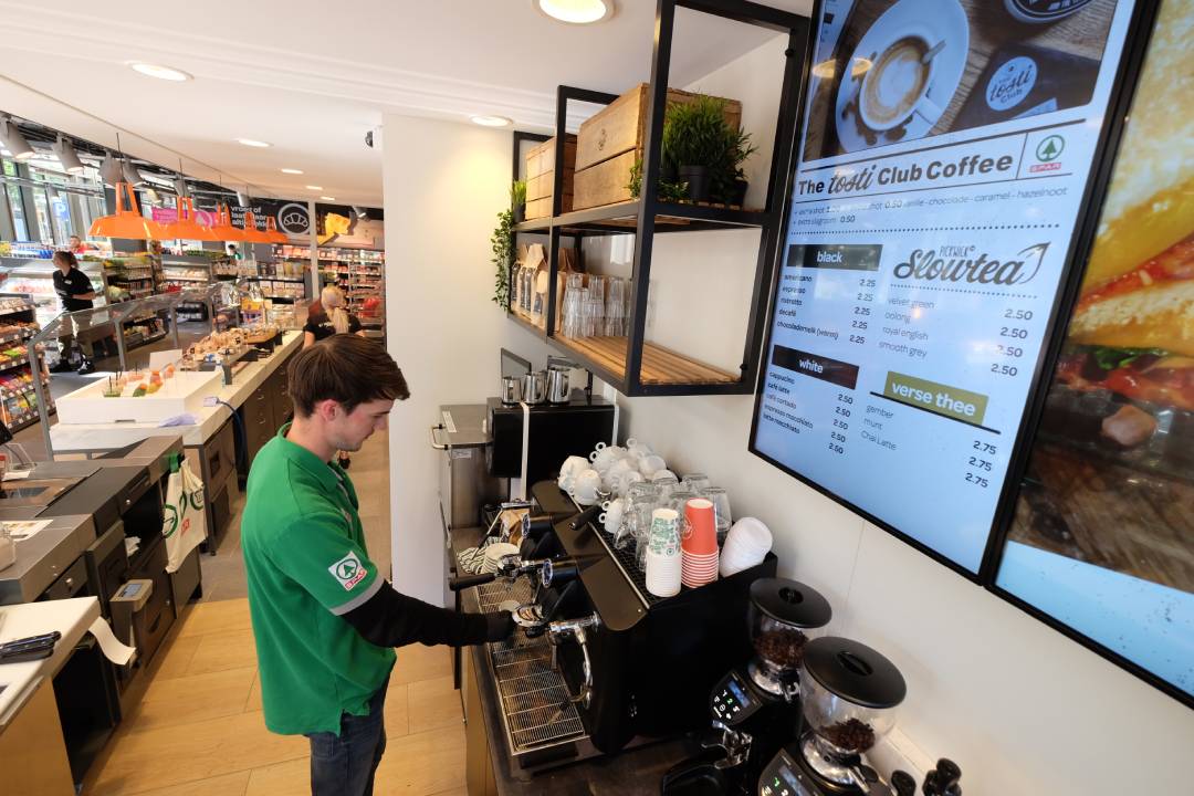 Een supermarktmedewerker aan het werk. Het is de vraag of supermarktpersoneel nog een coronabonus krijgt. Alleen Deen keerde tot nu toe zo'n eenmalig extraatje uit aan zijn personeel.