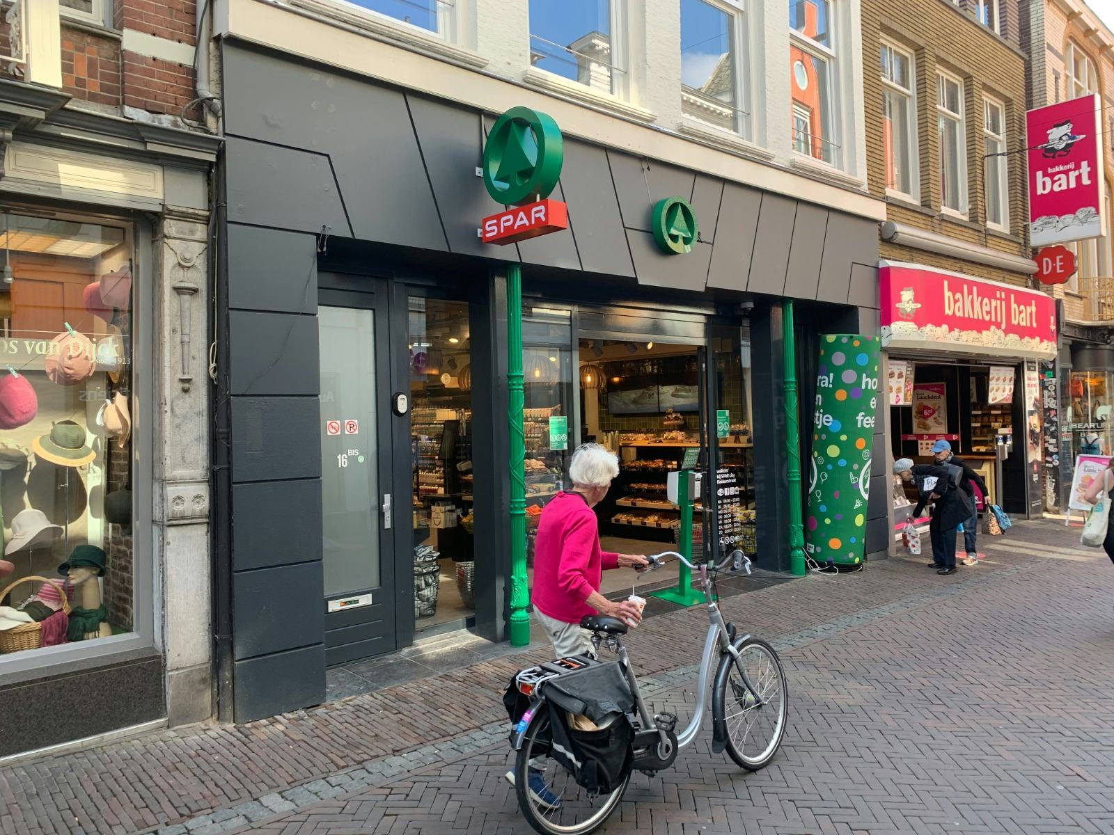 De eerste Spar City Small zit in de Bakkerstraat in Utrecht met een vestiging van Bakker Bart en een hoedenwinkel als buren.
