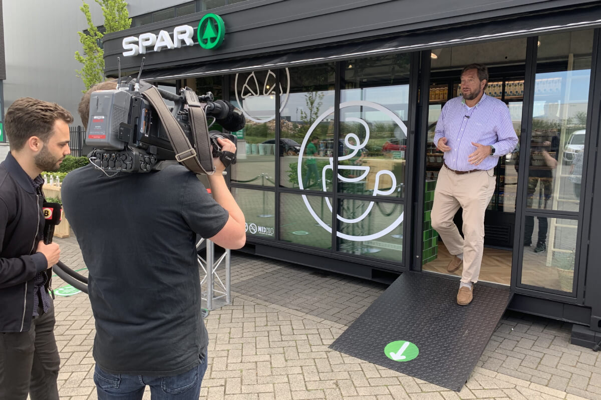 Directeur John van der Ent toont bij het hoofdkantoor van Spar vol trots de nieuwe Spar City Mini aan de verzamelde pers. Foto’s: Distrifood