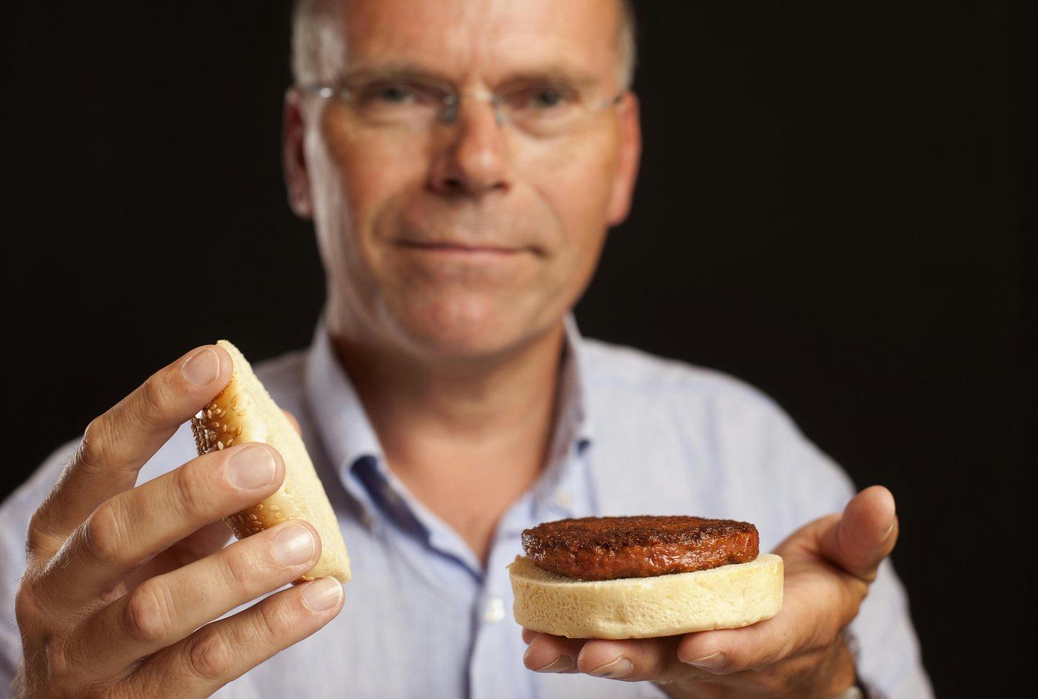 Mark Post met de eerste kweekvleeshamburger in 2013. Foto: Mosa Meat