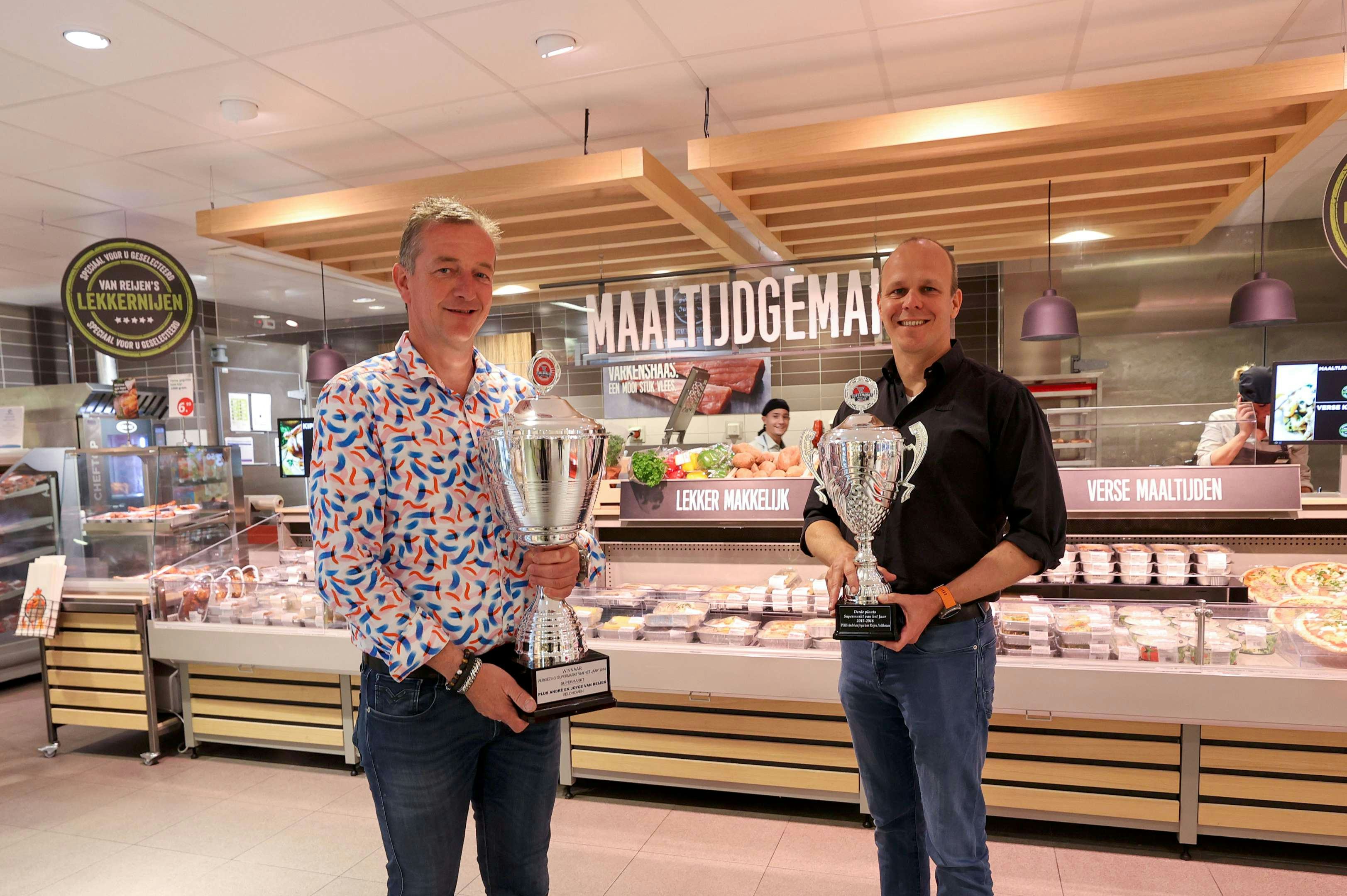 <h1>André van Reijen en Hugo Bouman van Plus Van Reijen in Veldhoven: ‘We worden geen snackbar, maar we verkopen straks wel warme maaltijden, al dan niet thuisbezorgd via Thuisbezorgd.nl.’</h1> Foto: Bert Jansen