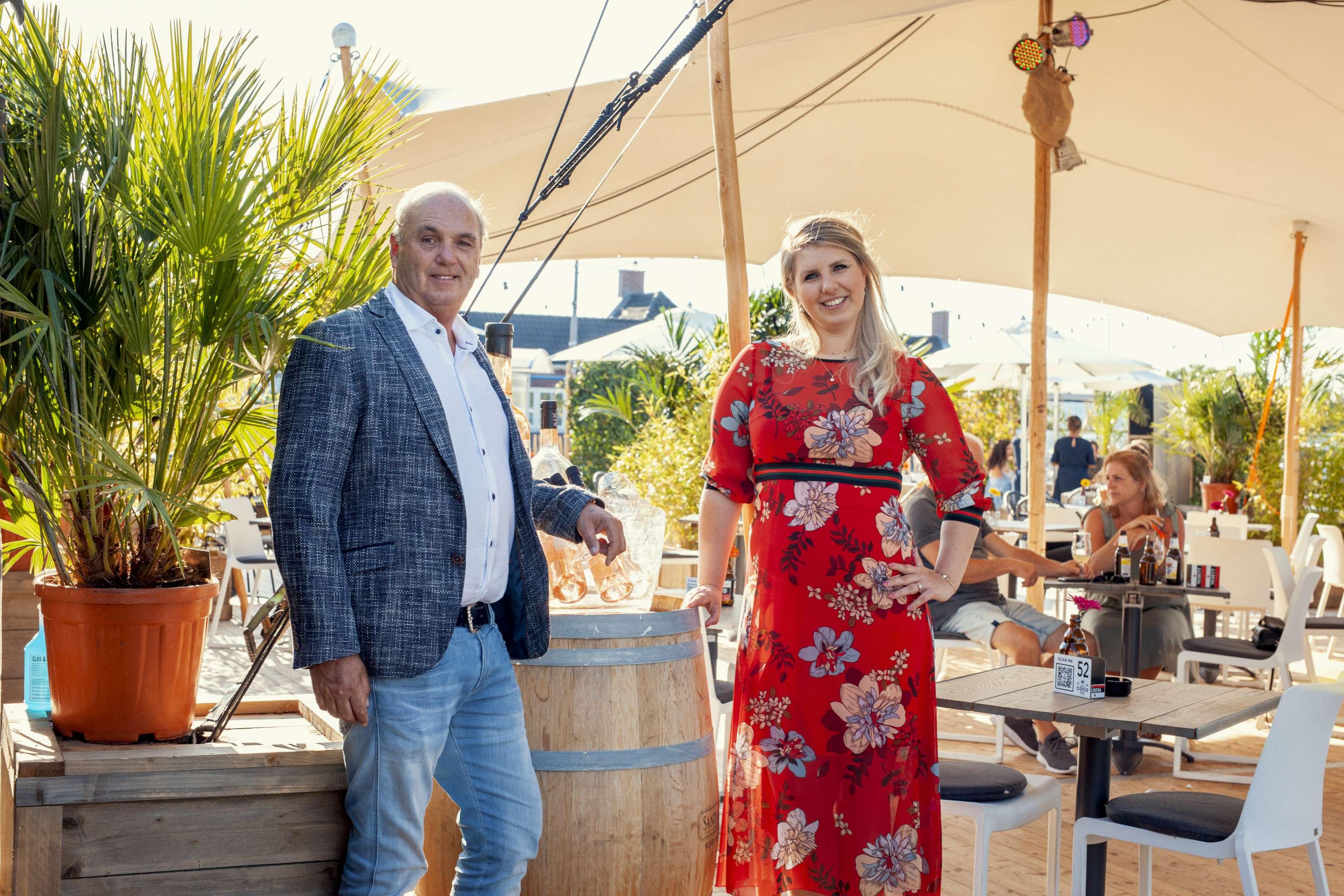 Theo en Carmen Driessen in hun strandtent op het parkeerdek. Foto's: Studio 38c