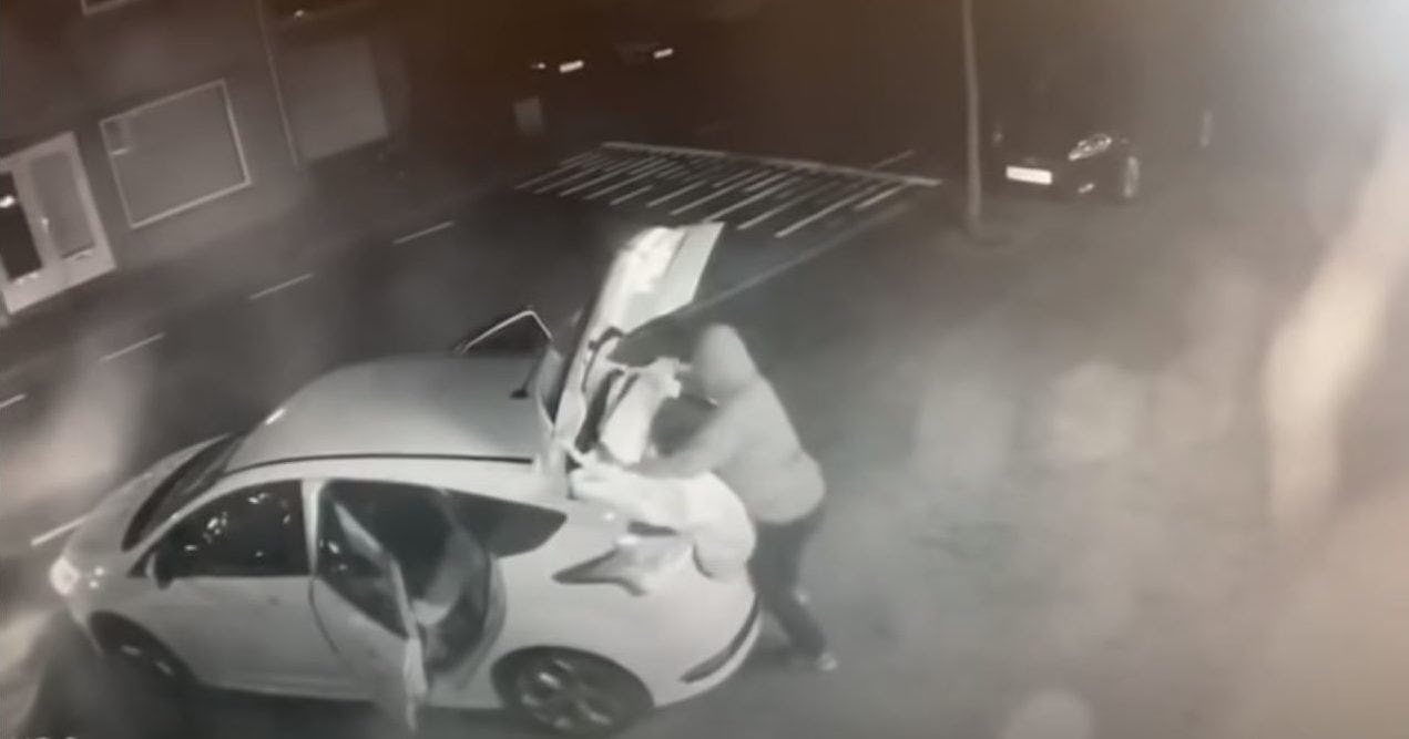Bij de ramkraak op de Coop in Ospel was het de dieven om de sigaretten te doen. Foto: Youtube