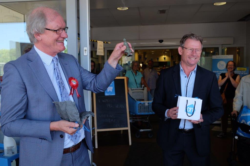 Leo Ketelaars kreeg bij zijn afscheid van AH een bronzen 'Beppie'