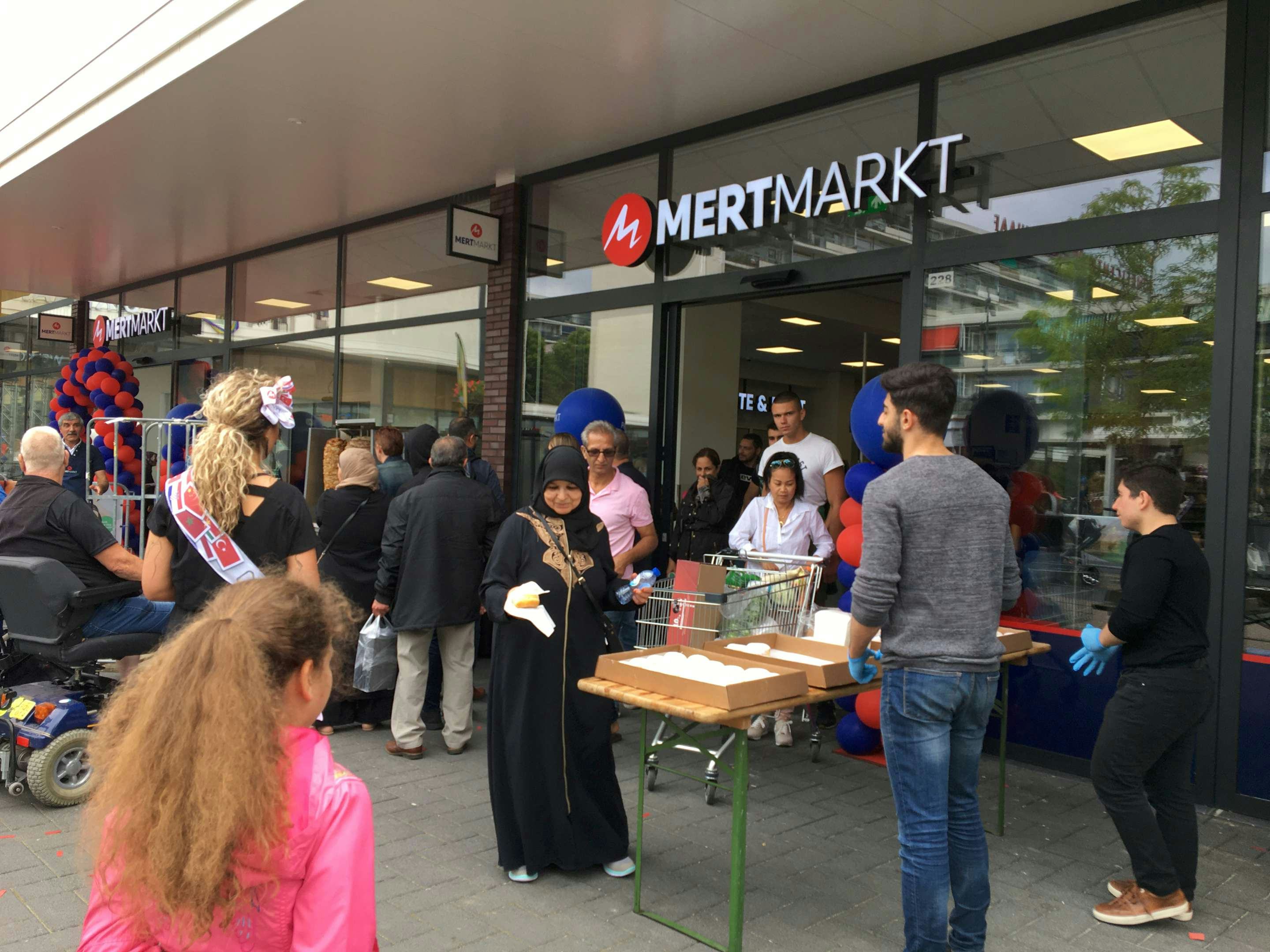 Lekkernijen voor het winkelend publiek tijdens de openingsdag van etnische supermarkt MertMarkt in winkelcentrum Presikhaaf.          Foto’s: Distrifood