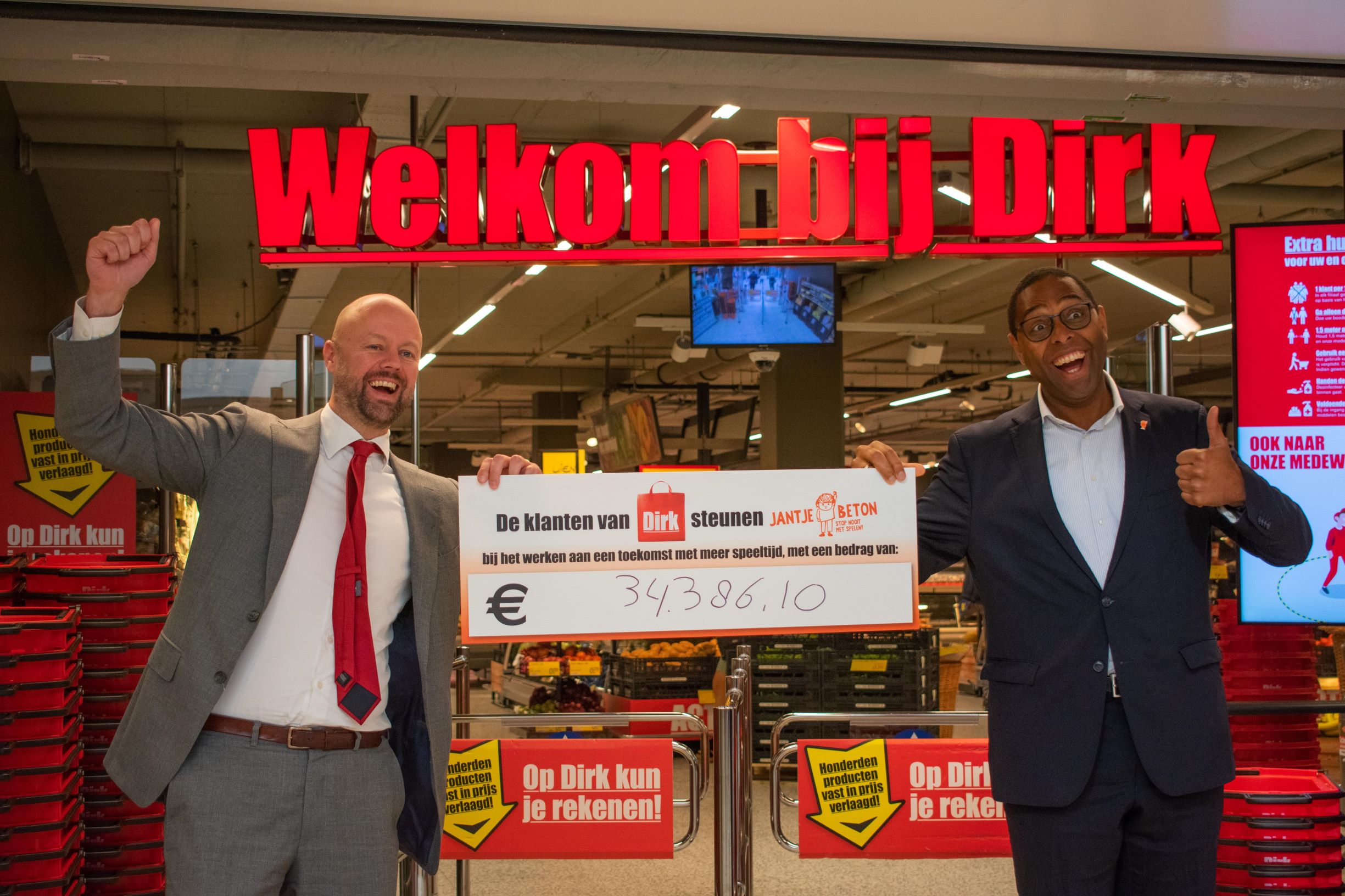 Dave Ensberg-Kleijkers (directeur Jantje Beton) ontvangt uit handen van Eric Wieberdink (merk- en formulemanager Dirk van den Broek) de cheque met de opbrengst van de statiegeldactie. Foto: Dirk