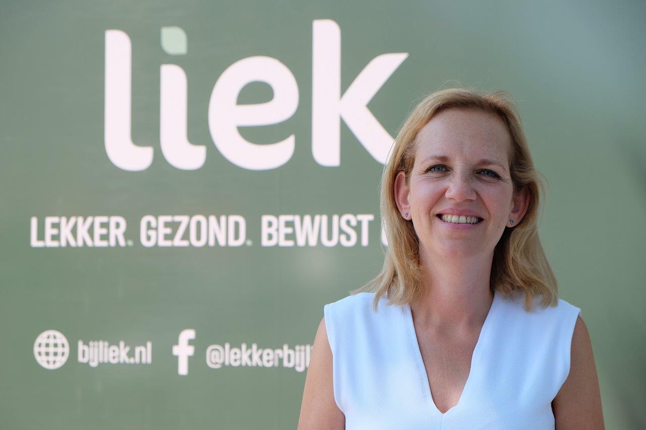 Angelique Wijnen voor de winkel. ‘Bij Liek wordt  ‘lichtgroen’ en niet belerend. We willen voor iedere klant aantrekkelijk zijn.’Foto: Distrifood