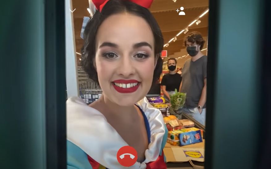 Sneeuwwitje werkt achter de kassa bij Lidl