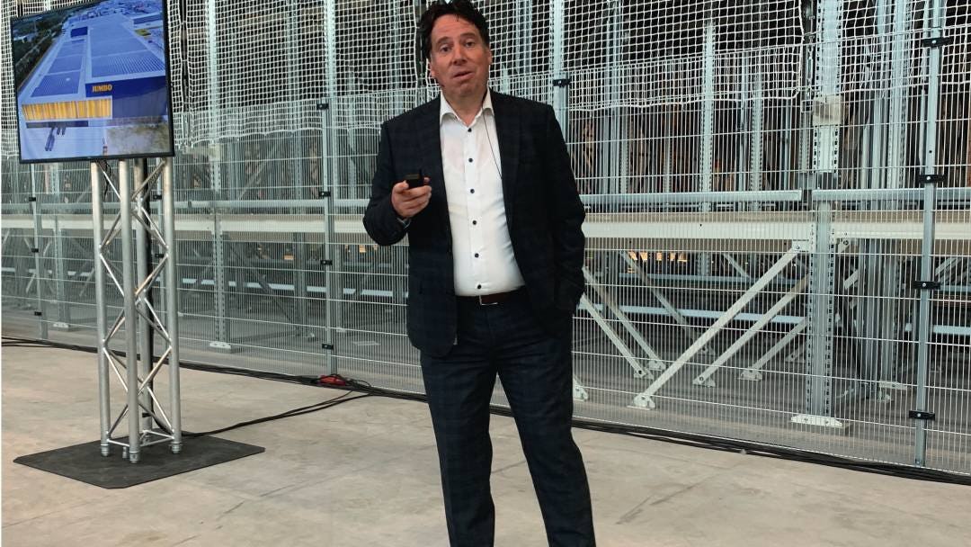 Karel de Jong (Jumbo): ‘Vanaf de eerste order is het schappenplan van de winkel gekoppeld aan de stapelsoftware van de robots.’ Foto: Distrifood