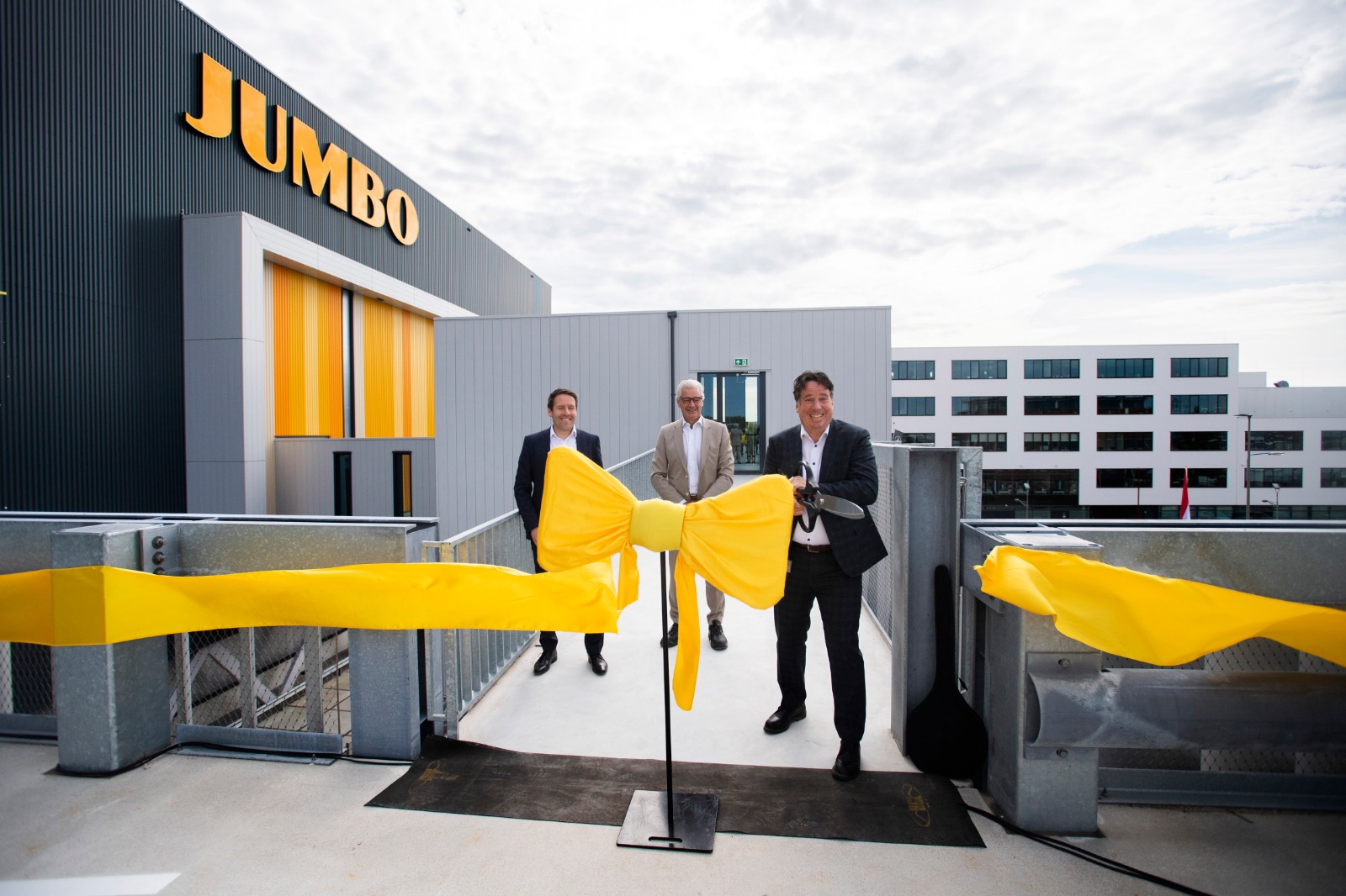 Karel de Jong, directeur Supply Chain, Tiemen van Bruggen, sitemanager, en Jaap de Hoop, programmamanager Supply Chain openen het nieuwe dc van Jumbo in Nieuwegein. Ook dit dc zouden boeren blokkeren.  Foto: Jumbo