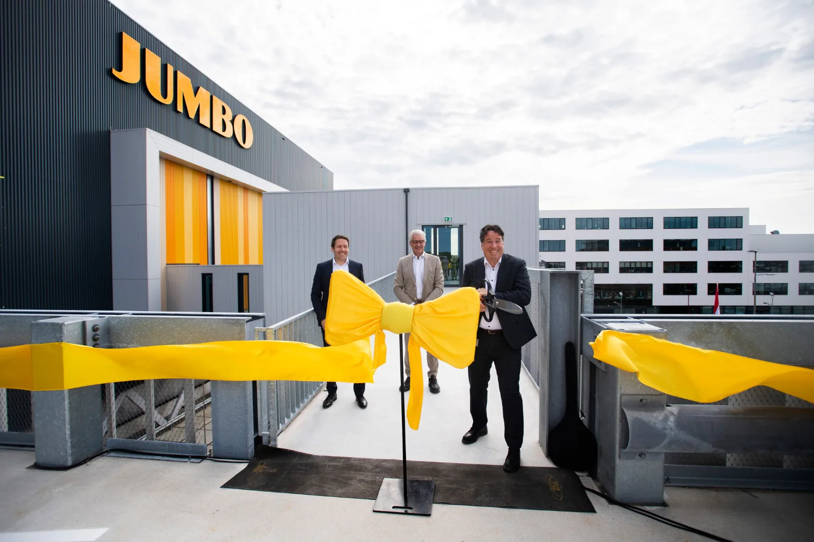 Karel de Jong, geheel rechts, bij de opening van het Jumbo-dc in Nieuwegein. Foto: Jumbo