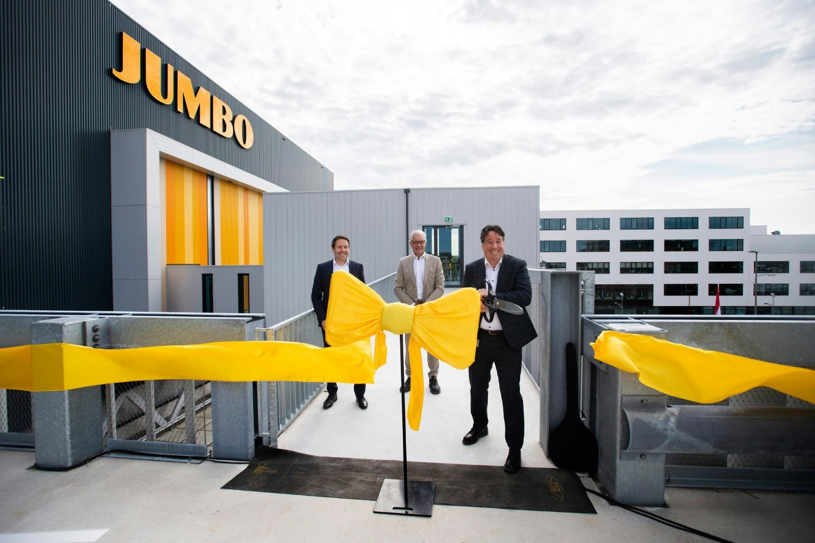 Karel de Jong, directeur Supply Chain, Tiemen van Bruggen, sitemanager, en Jaap de Hoop, programmamanager Supply Chain openen het nieuwe dc van Jumbo in Nieuwegein. Ook dit dc zouden boeren blokkeren. Foto: Jumbo