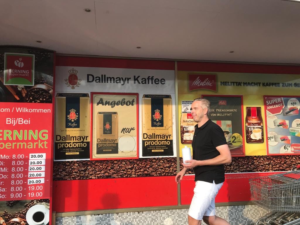 Ondernemer Raymond Derning opent op donderdagochtend gewoon zijn winkel. Foto: Edwin Rensen