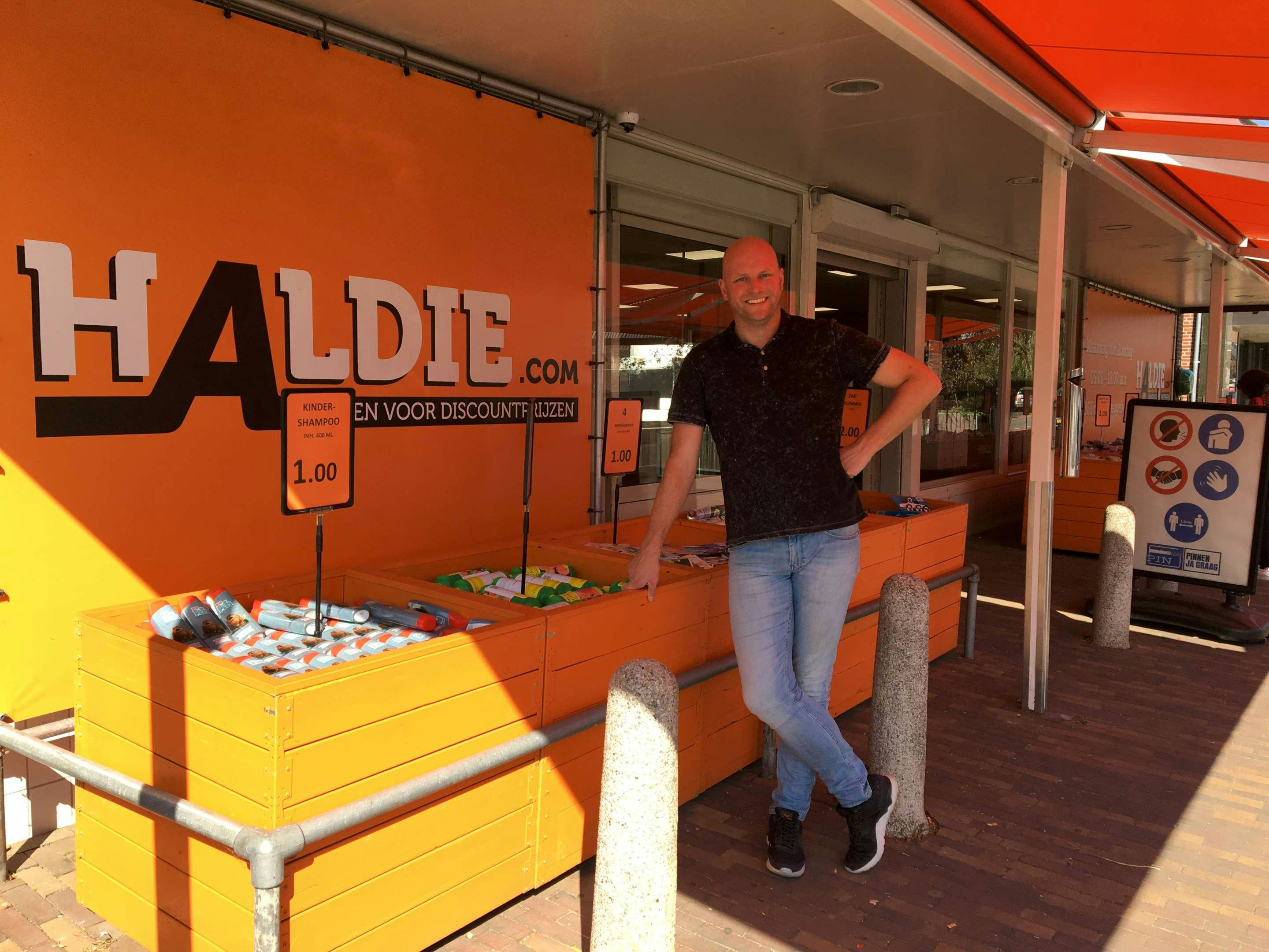 Ex-supermarktondernemer Erik Lanting voor zijn discountdrogisterij Haldie. Foto: Distrifood