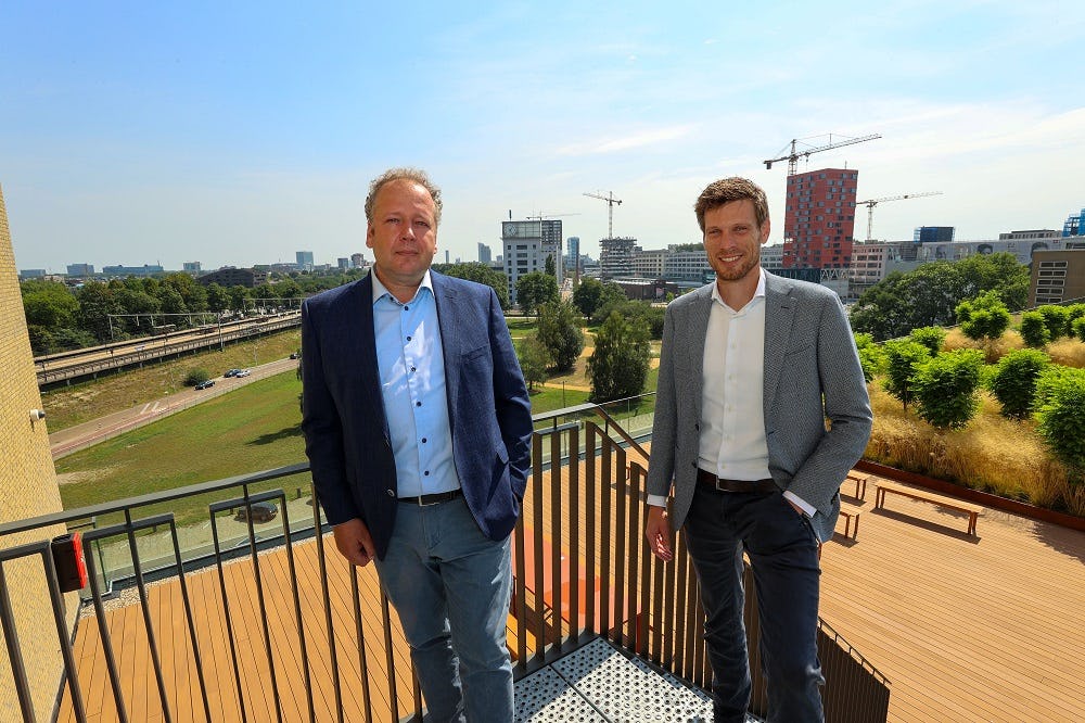 Hans de Gier (links) en Paul Oudenhooven in het nieuwe onderkomen van SyncForce, op innovatiebedrijventerrein Strijp-T.