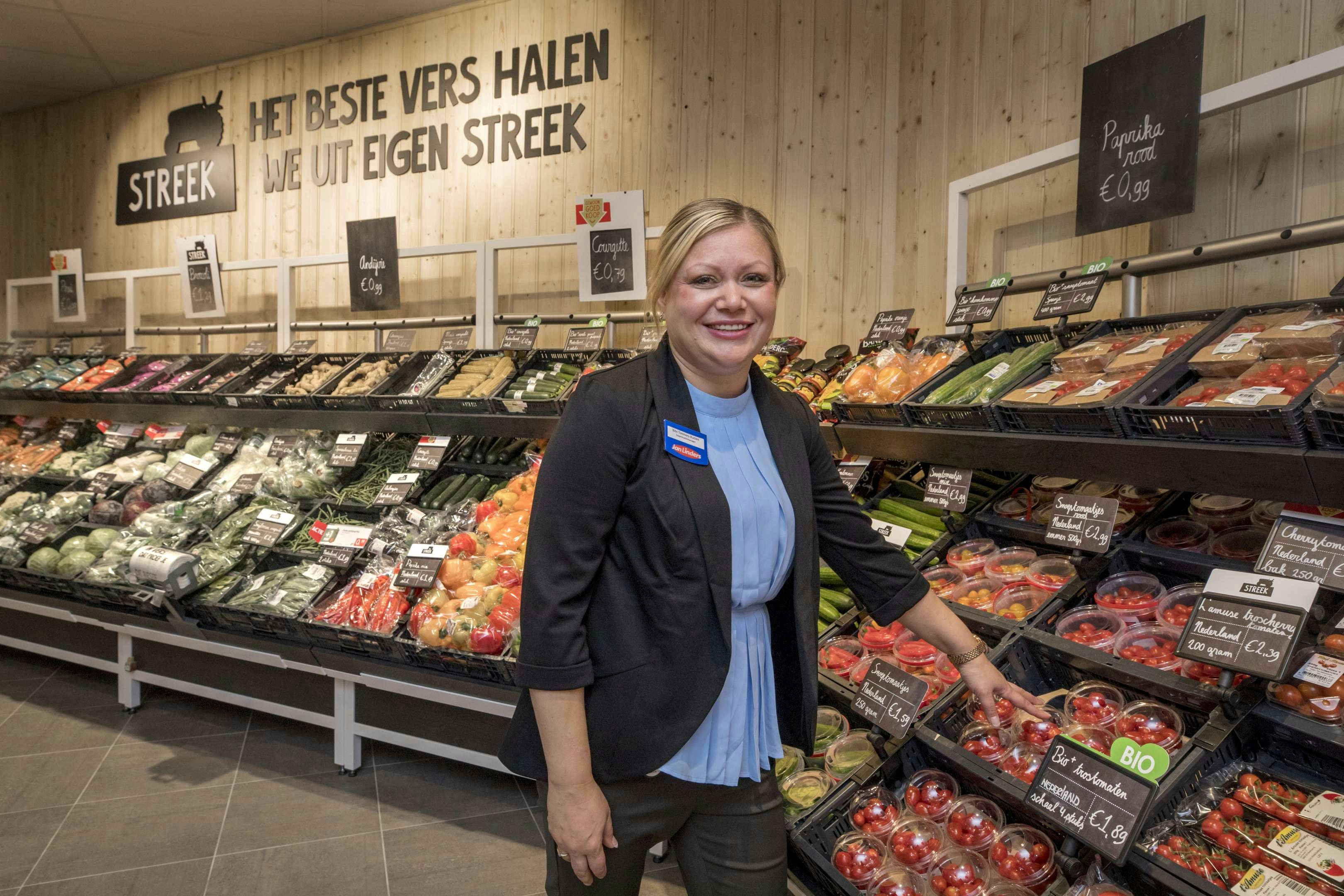 Bibi Timmers uit Gennep is de supermarktmanager. Ze werkt al 19 jaren voor de keten, waarvan 8 als supermarktmanager.  Het tekort aan supermarktmanagers loopt op, aldus Randstad. Foto: Koos Groenewold