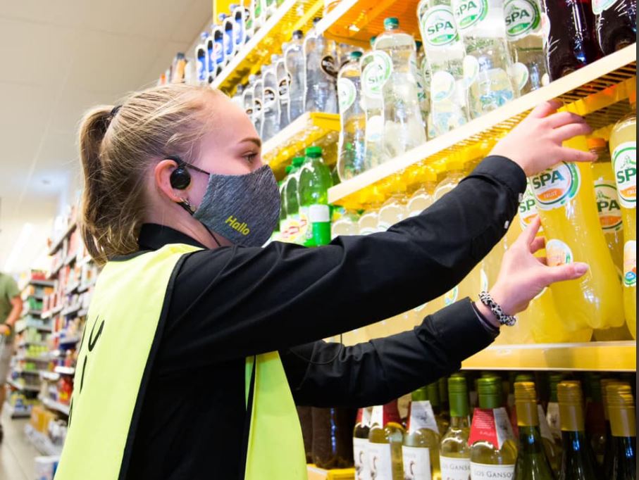 Medewerkers van de Jumbo van Titus Vogt in Dokkum wordt gevraagd mondkapjes te dragen. Foto: Jumbo Dokkum.  