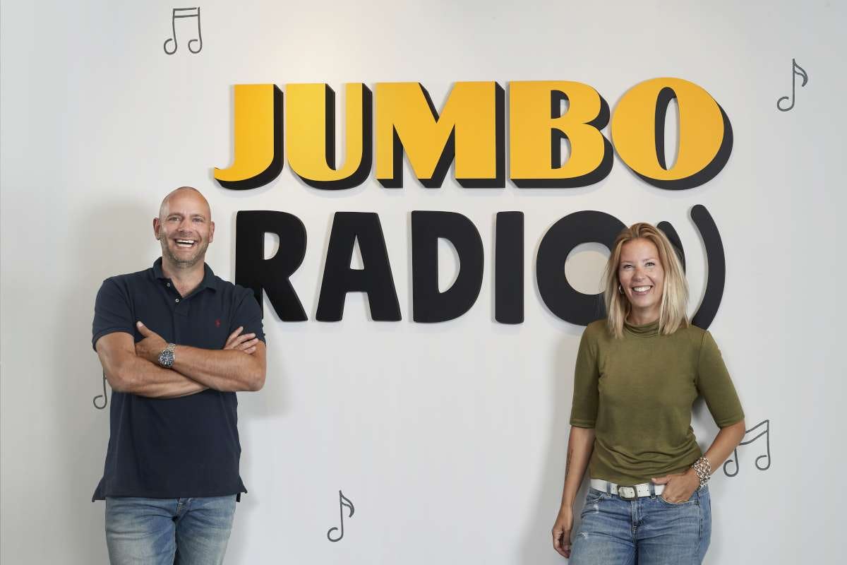 Dj's Daniël Smulders en Kristel van Eijk gaan dagelijks radio maken voor de klanten en medewerkers van Jumbo.