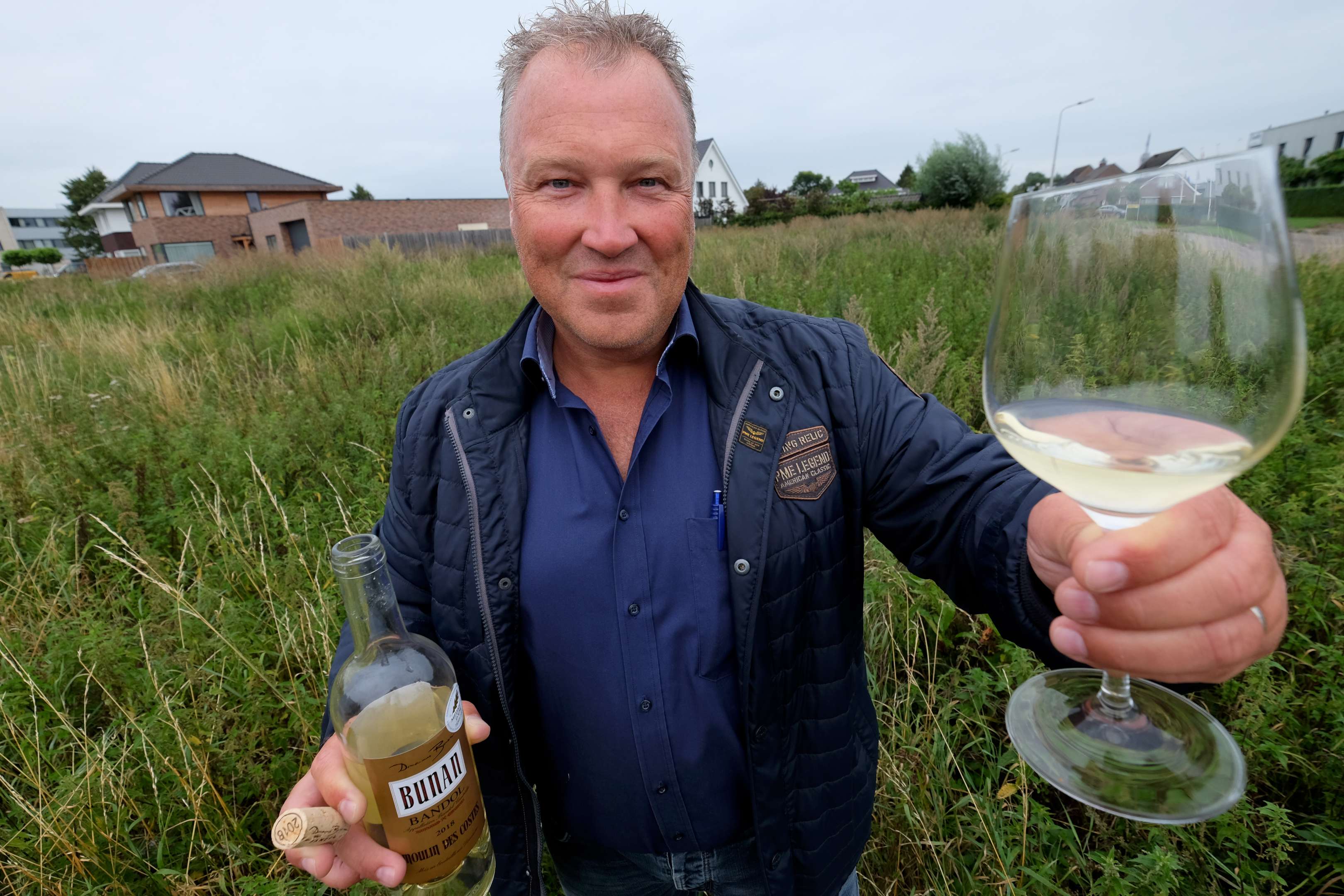 Pieter-Jan van Gurp op het stuk grond waar zijn wijngroothandel komt. Die moet halverwege volgend jaar klaar zijn. Foto: Distrifood
