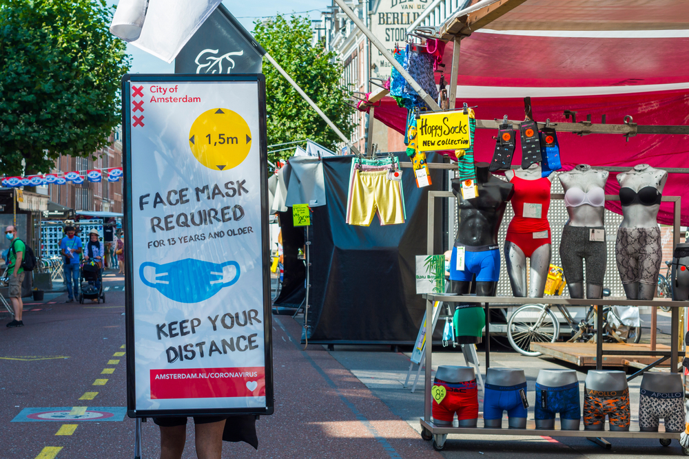 In delen van Amsterdam gold eerder al een mondkapjesplicht. Foto: Shutterstock