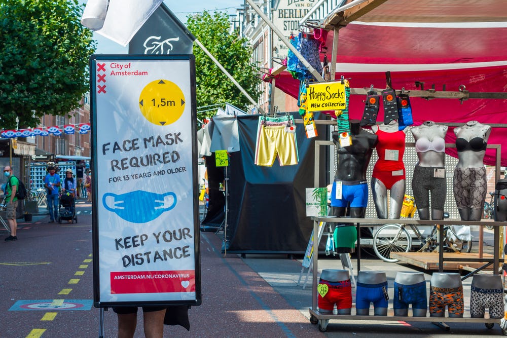 In delen van Amsterdam gold eerder al een mondkapjesplicht. Foto: Shutterstock