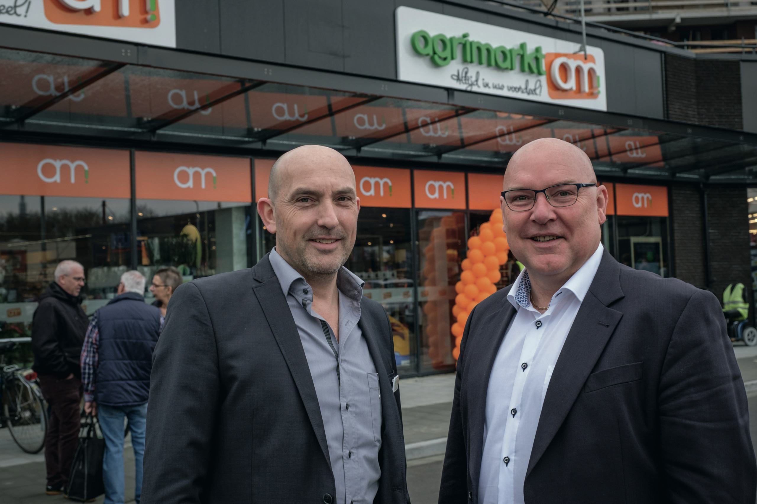 Wilfred van Elzakker (rechts) bij de winkelopening van Agrimarkt in Terneuzen in het voorjaar van 2018. ‘Wij waren diepgeworteld bij veel producenten.’ Archieffoto: Roel Dijkstra