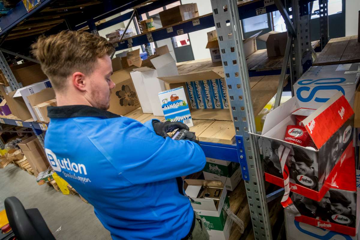 Orderpicken in het magazijn van Butlon in Enschede. Foto JTD-producties.