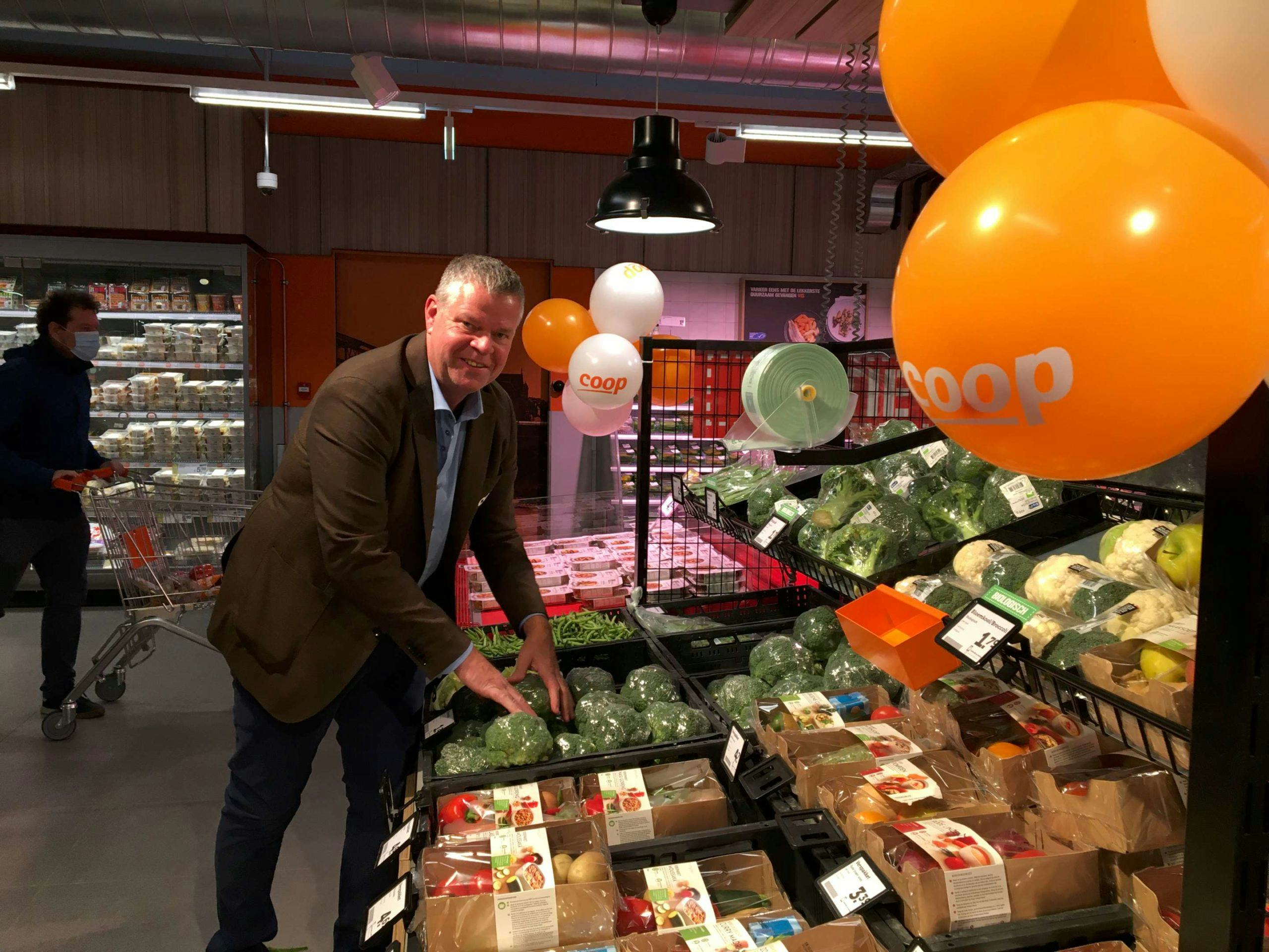 Coop-ondernemer Rudie Walraven in zijn vernieuwde supermarkt, met nog altijd veel aandacht voor vers en agf. Foto's: Distrifood