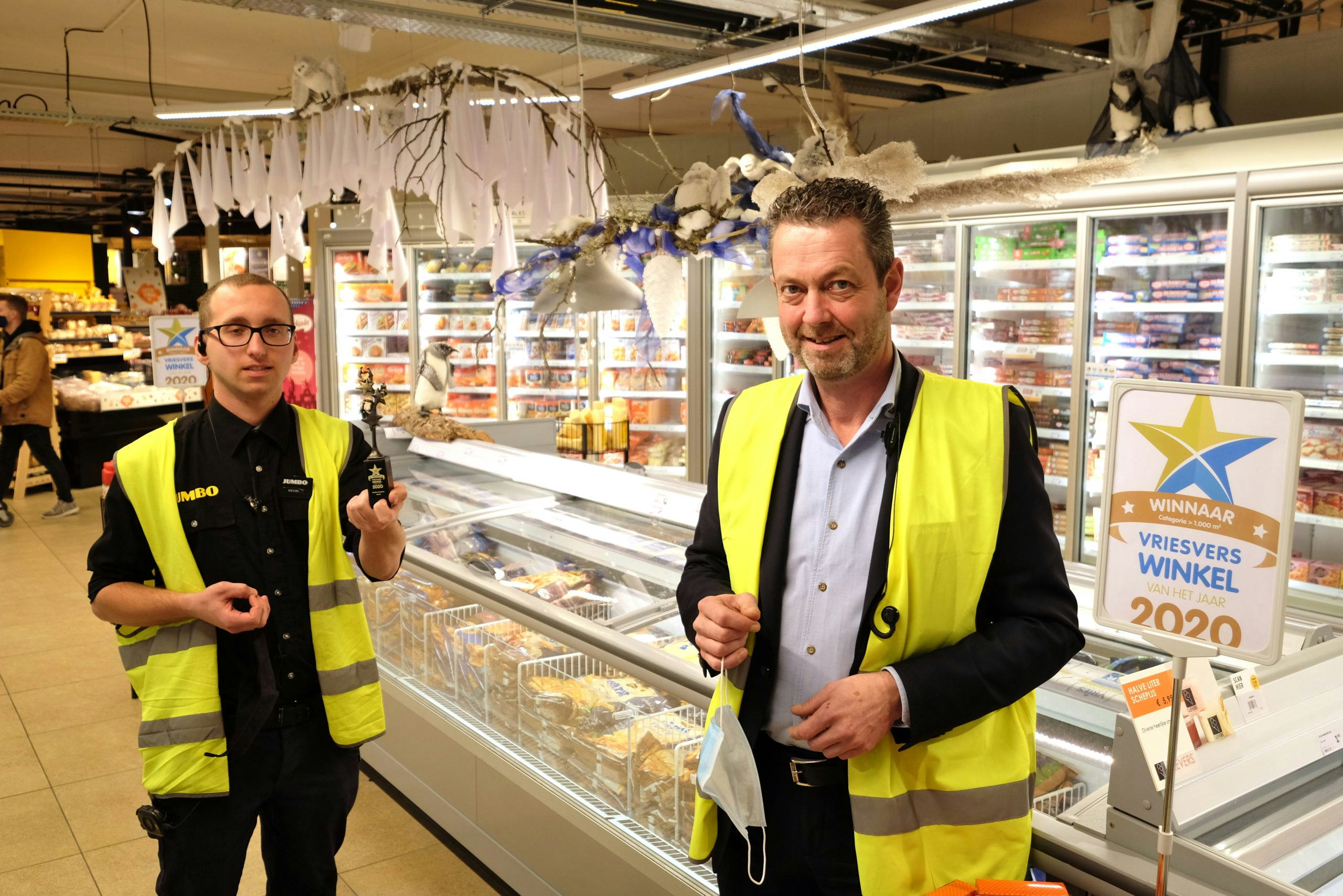 Manager Edwin Freij (rechts) en Kevin Kempen van Jumbo Benders: ‘Valuas-kroketten zijn duur, maar er zijn klanten voor.’ Foto: Distrifood.