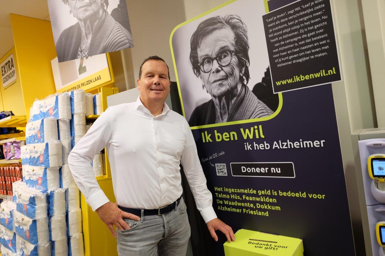 Titus Vogt bij een van de levensgrote portretten van zijn moeder. ‘We zijn overdonderd door alle aandacht en positiviteit.' Foto's: Distrifood