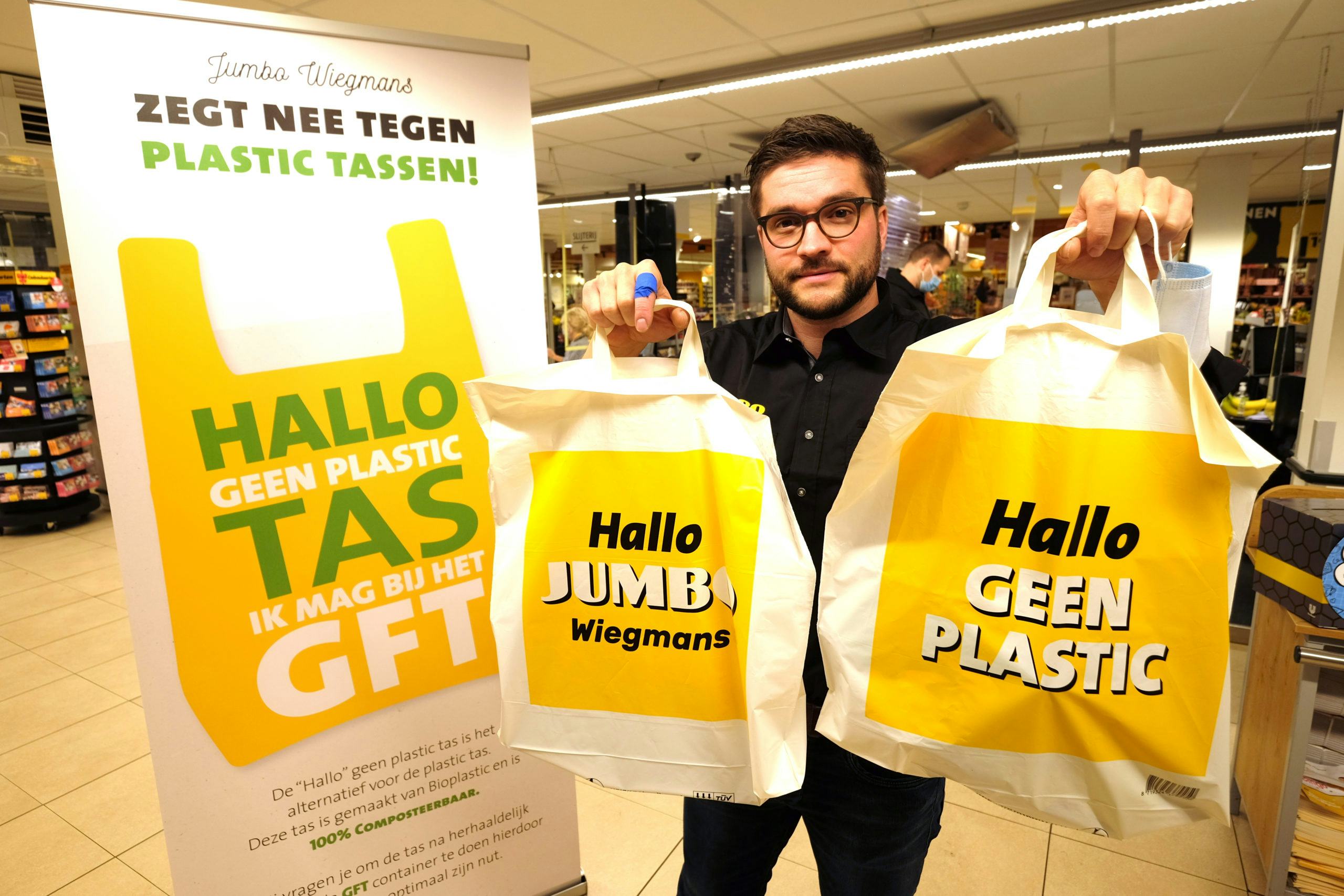 Bas Wiegmans met de composteerbare Jumbo-gele tassen. Foto: Distrifood.